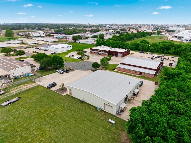 More Photos Of 309 Granite Dr, Woodway Warehouse For Lease