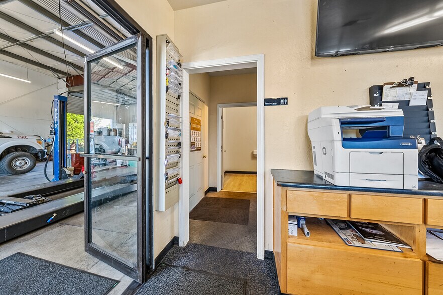 More Photos Of 3311 Biddle Rd, Medford Auto Repair For Sale