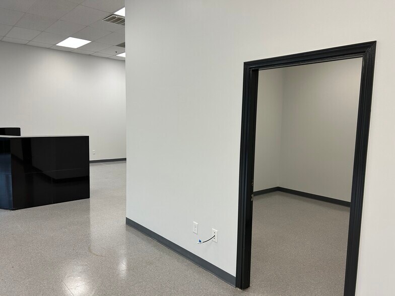 More Photos Of 7265 W 43rd St, Houston Warehouse For Lease
