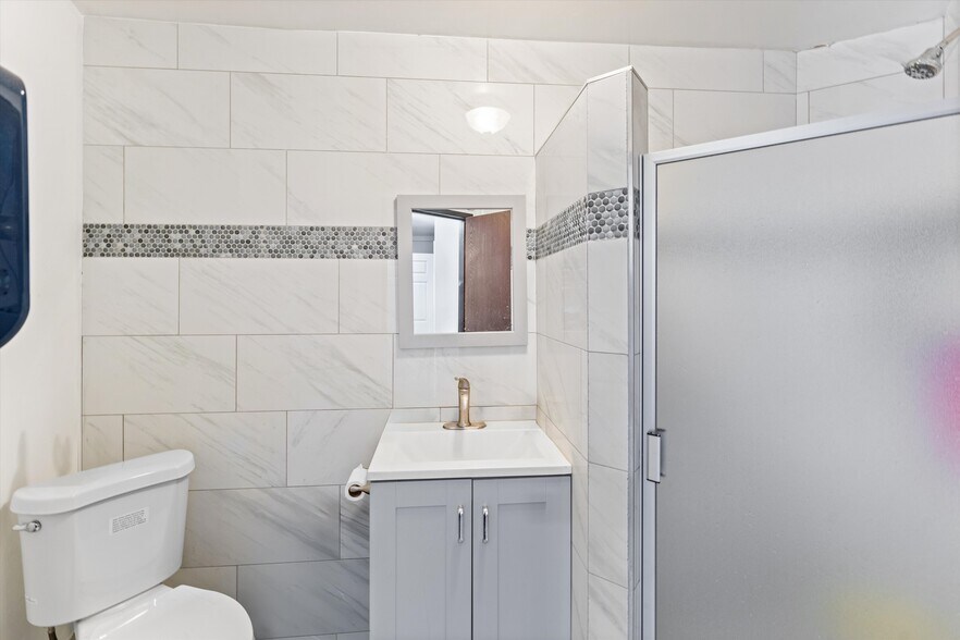 More Photos Of 500 E Willow St, Long Beach General Retail For Sale