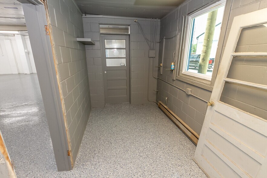 More Photos Of 925 Virginia St, Shelbyville Warehouse For Lease