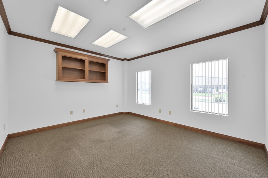 More Photos Of 11322 Neeshaw Dr, Houston Warehouse For Lease