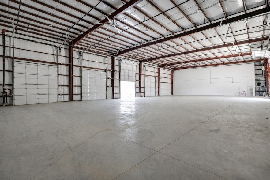 More Photos Of 5701 Parker Henderson Drive, Fort Worth Service For Lease