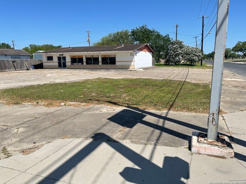 More Photos Of 1230 E Santa Gertrudis, Kingsville Freestanding For Sale
