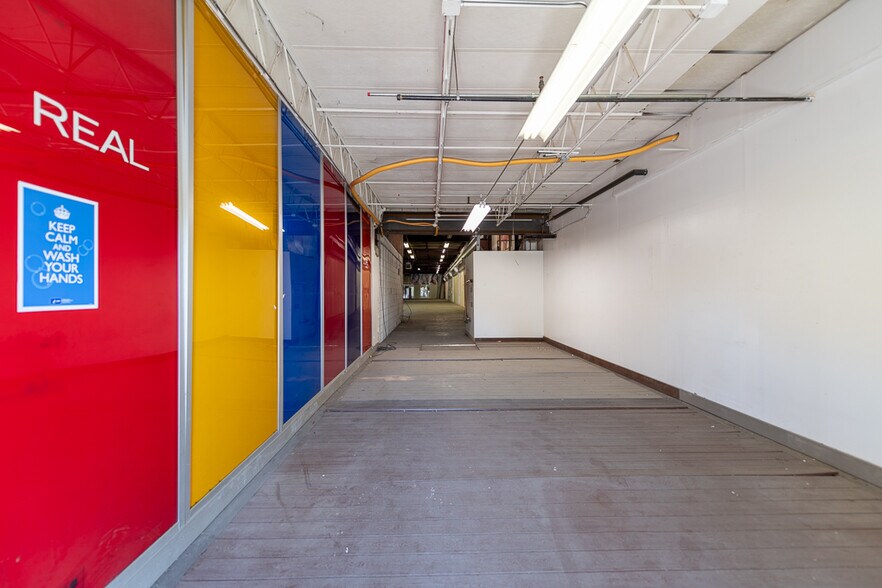More Photos Of 2650 W Fulton St, Chicago Light Distribution For Lease
