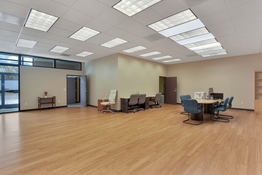 More Photos Of 4039 Transport St, Palo Alto Light Manufacturing For Lease
