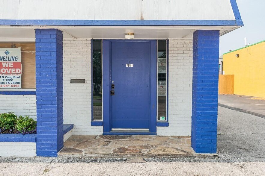 More Photos Of 711 Sunset Ave, Dallas Storefront For Sale