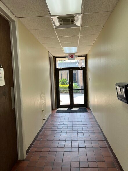 More Photos Of 2006 Broadway St, Pearland Medical For Lease