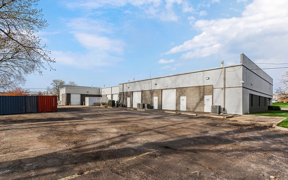 More Photos Of 12635-12651 Hemlock St, Overland Park Showroom For Sale