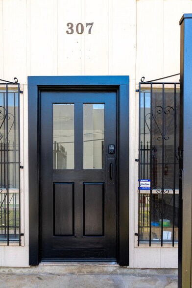 More Photos Of 307-311 Lombrano St, San Antonio Warehouse For Lease