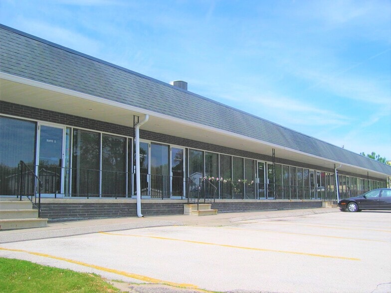 More Photos Of 8421 University Ave, Clive Office Residential For Lease