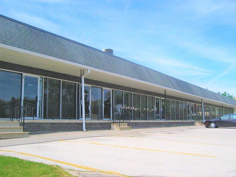 More Photos Of 8421 University Ave, Clive Office Residential For Lease