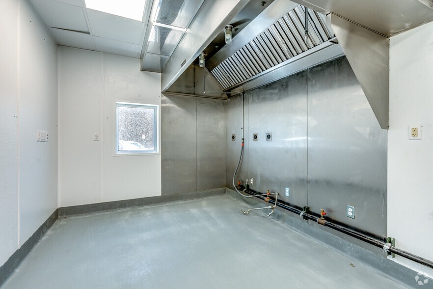 More Photos Of 3230 Towerwood Dr, Farmers Branch Distribution For Lease