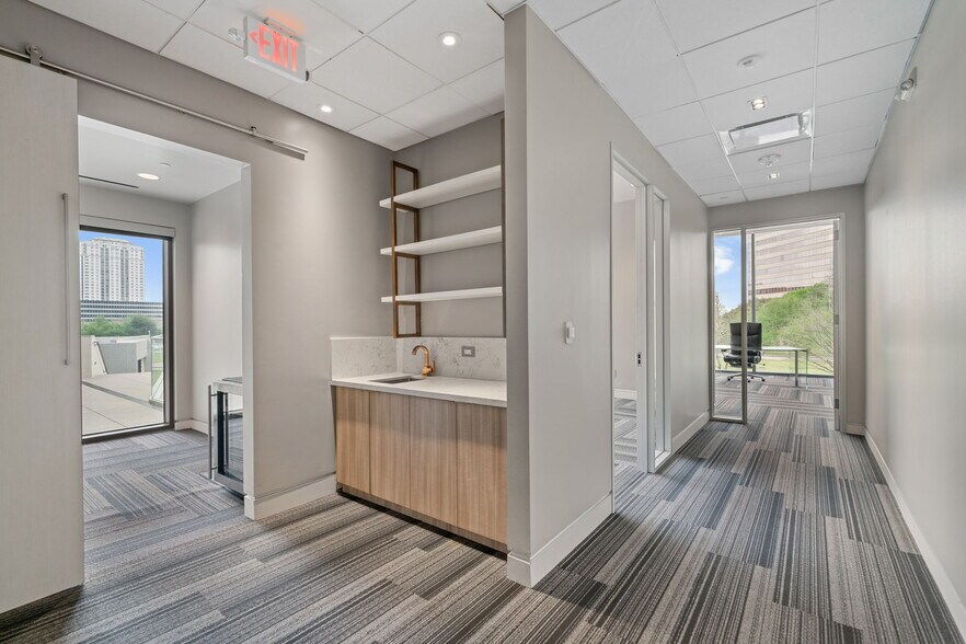 More Photos Of 1700 Post Oak Blvd, Houston General Retail For Lease