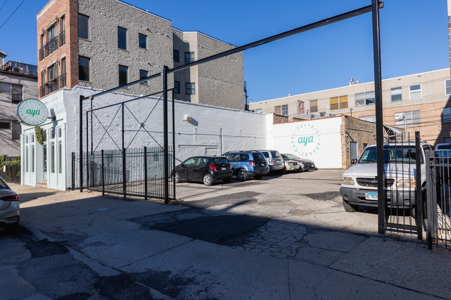 More Photos Of 1328-1332 W Grand Ave, Chicago Freestanding For Lease