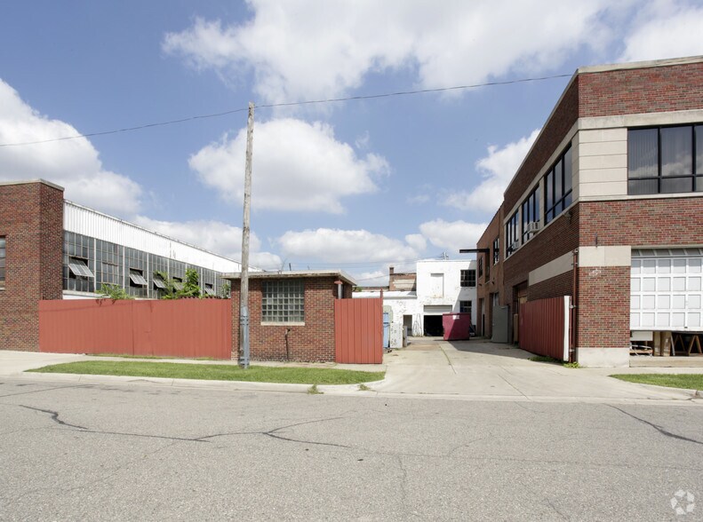 More Photos Of 721 E Saratoga St, Ferndale Warehouse For Sale