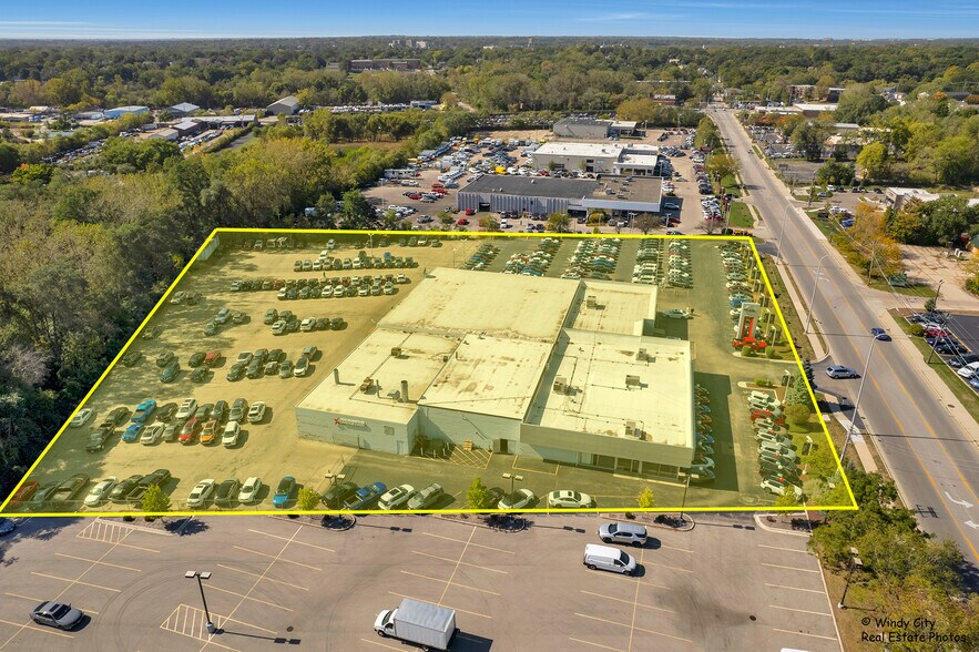 More Photos Of 945 E Chicago St, Elgin Auto Dealership For Sale