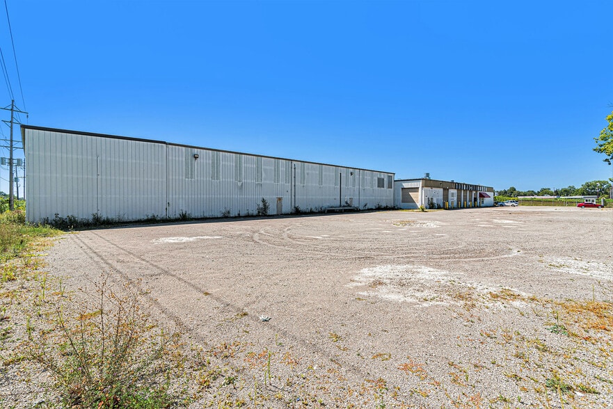 More Photos Of 3302 Kent St, Flint Distribution For Lease