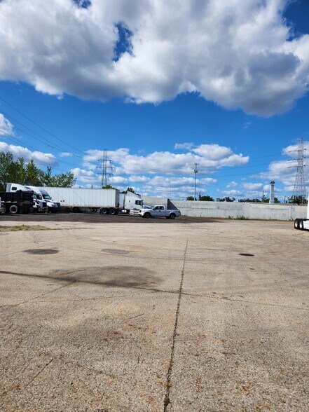 More Photos Of 13507 Auburn St, Detroit Truck Terminal For Lease