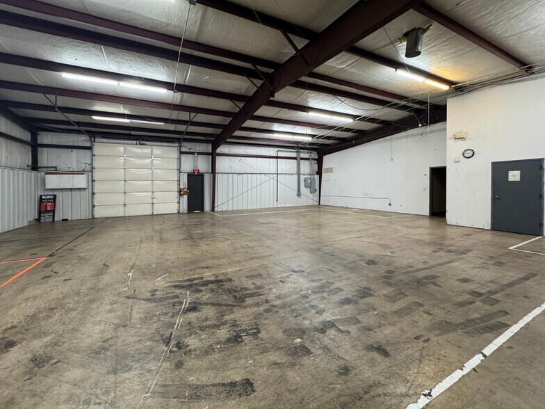 More Photos Of 8240 E 111th St, Bixby Light Distribution For Lease