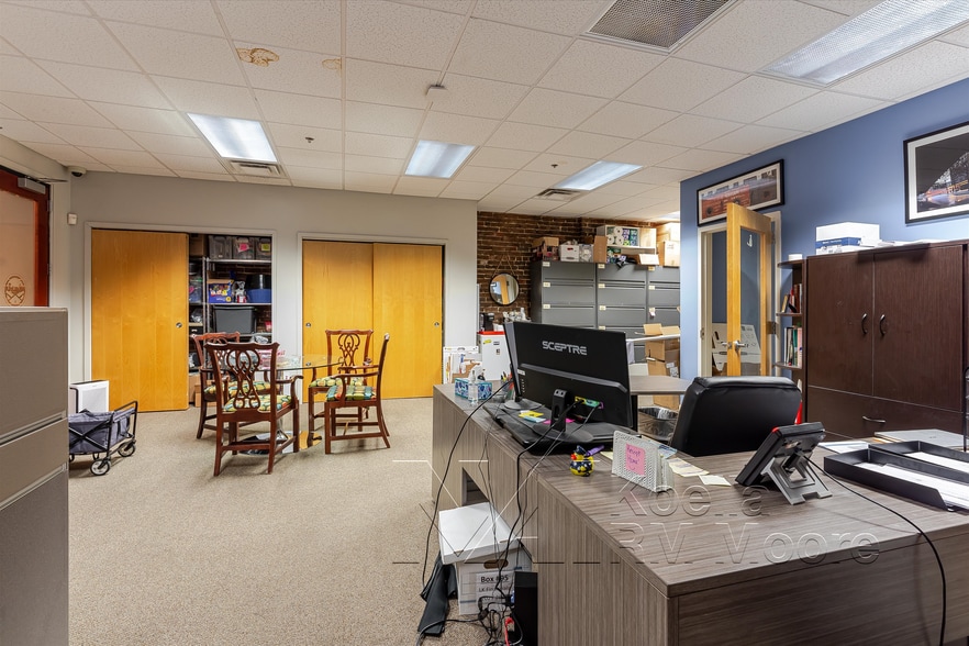 More Photos Of 17 Market Sq, Knoxville Storefront Retail Office For Sale