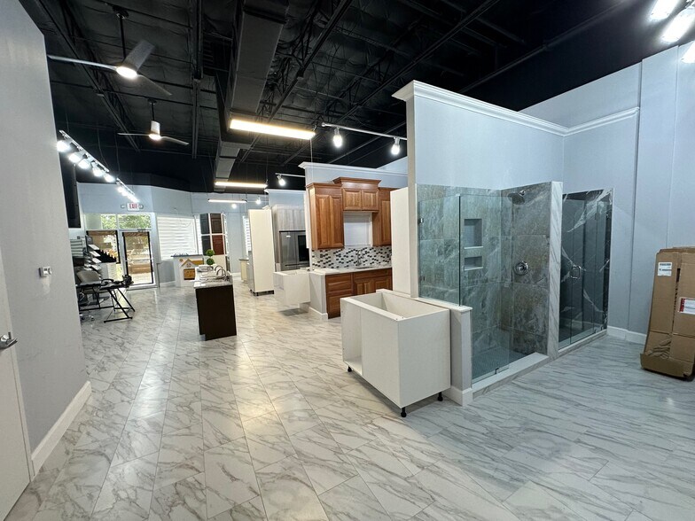 More Photos Of 7901 Kingspointe Pky, Orlando Showroom For Sale