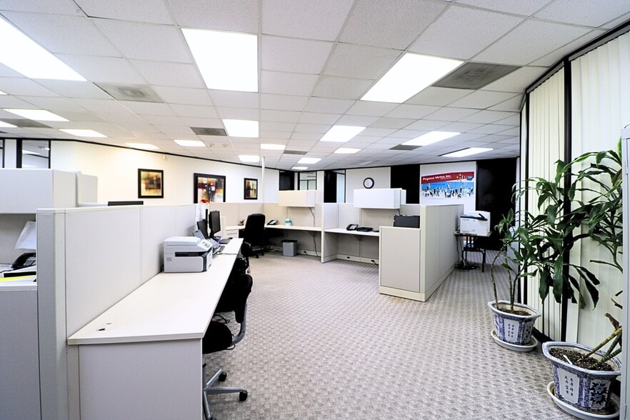 More Photos Of 6100 Corporate Dr, Houston Office For Lease