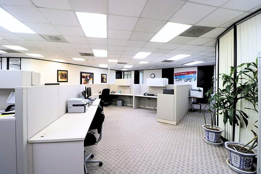 More Photos Of 6100 Corporate Dr, Houston Office For Sale