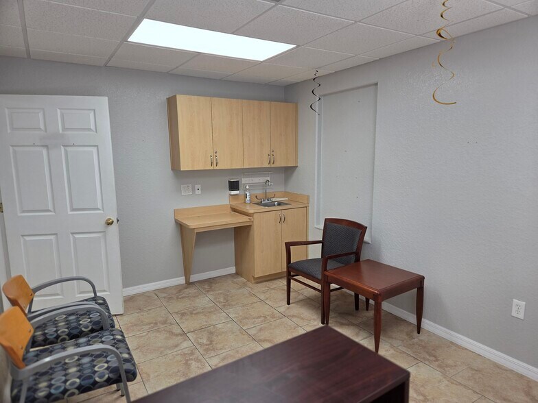 More Photos Of 143 N Oakwood Ave, Brandon Office For Lease