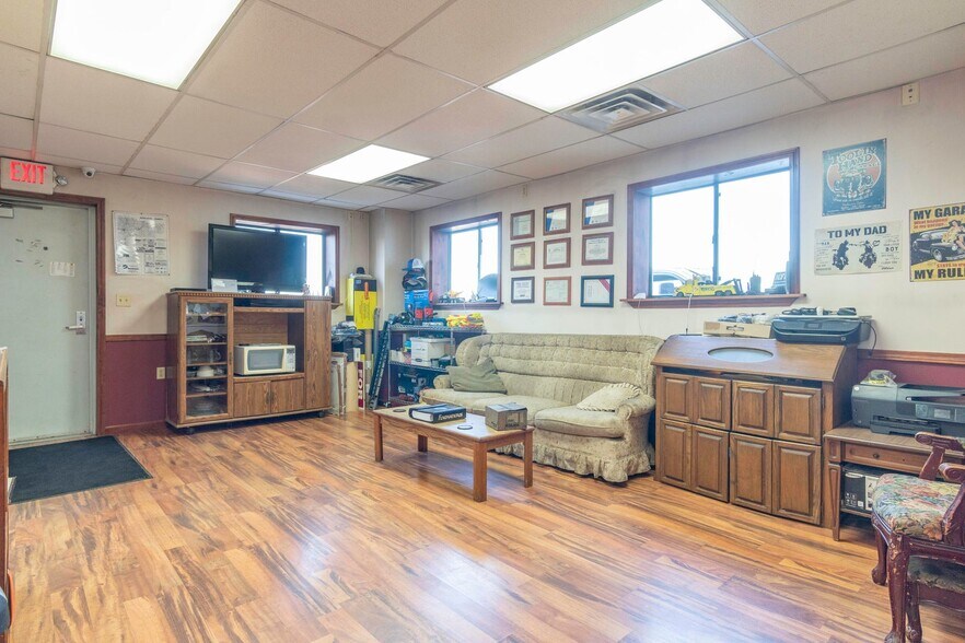 More Photos Of 14617 Kettlersville Rd, Wapakoneta Light Distribution For Sale