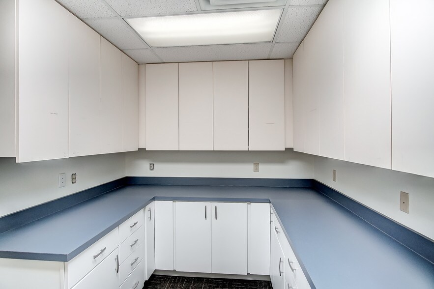 More Photos Of 1-19 E Pleasant St, Springfield Medical For Sale