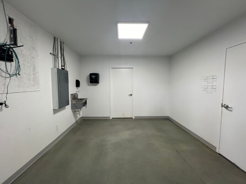 More Photos Of 271 S American Way, Payson Industrial For Lease
