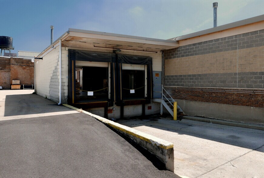 More Photos Of 1658 W Carroll Ave, Chicago Manufacturing For Lease