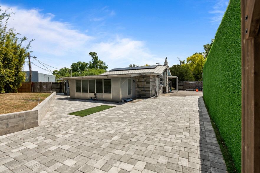 More Photos Of 5424 Edgewater Dr, Orlando Flex For Lease