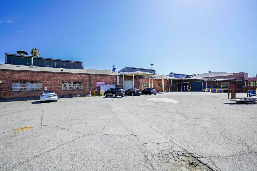 More Photos Of 3301 E 14th St, Los Angeles Warehouse For Sale
