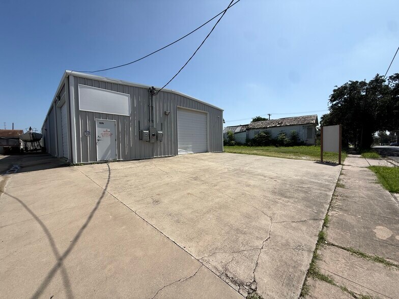 More Photos Of 1014 Laredo St, Corpus Christi Industrial For Sale