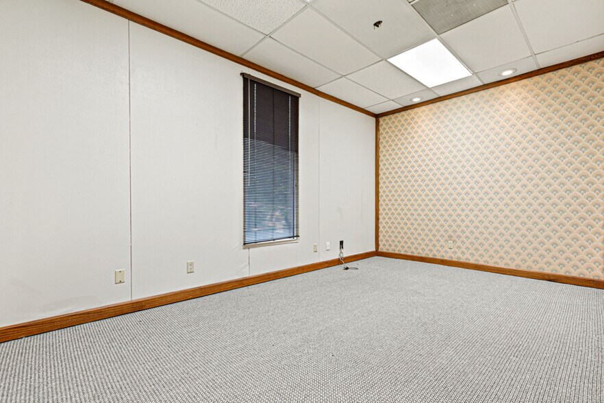 More Photos Of 1301 Northwest Hwy, Garland Office For Sale