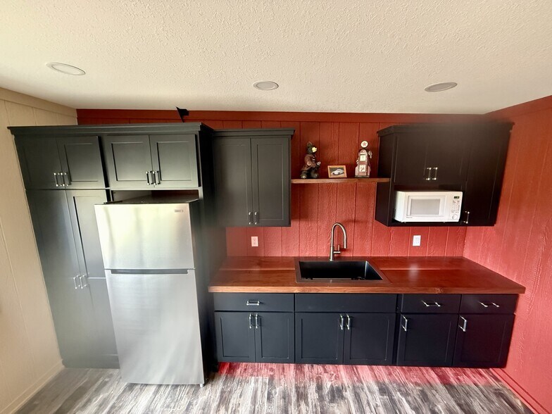 More Photos Of 663 Valerie Ave, Hudson Self Storage For Sale
