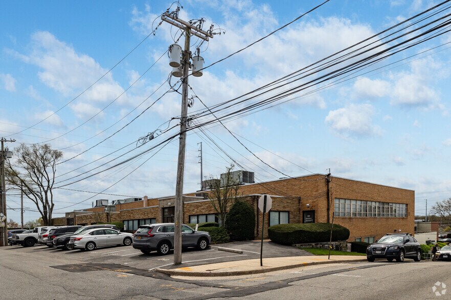 More Photos Of 200 Stonehinge Ln, Carle Place Medical For Lease