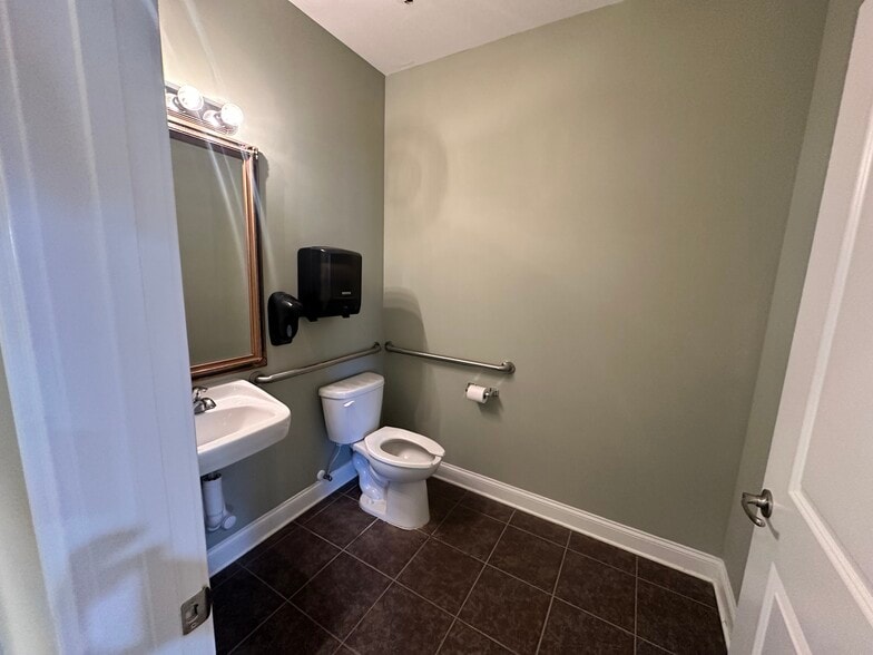 More Photos Of 110 Samaritan Dr, Cumming Medical For Lease