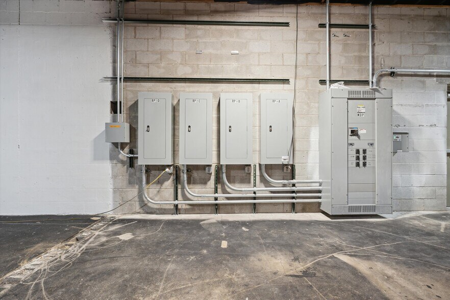 More Photos Of 969 Dixie Hwy, Rossford General Retail For Sale