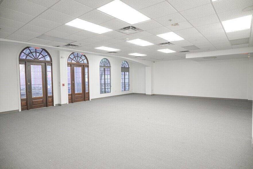 More Photos Of 325 NW 14th St, Gainesville General Retail For Lease