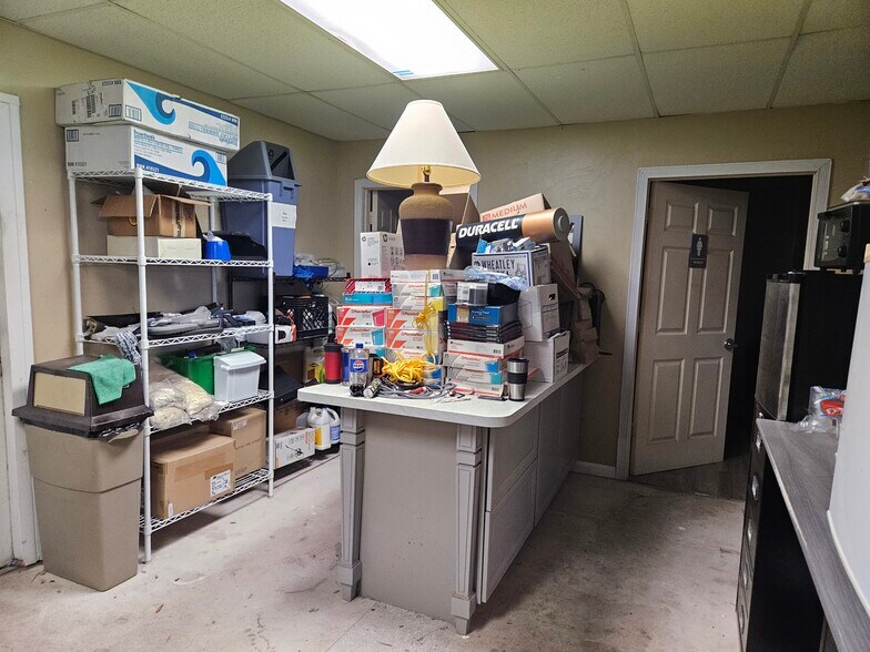 More Photos Of 27900 Industrial St, Bonita Springs Warehouse For Sale
