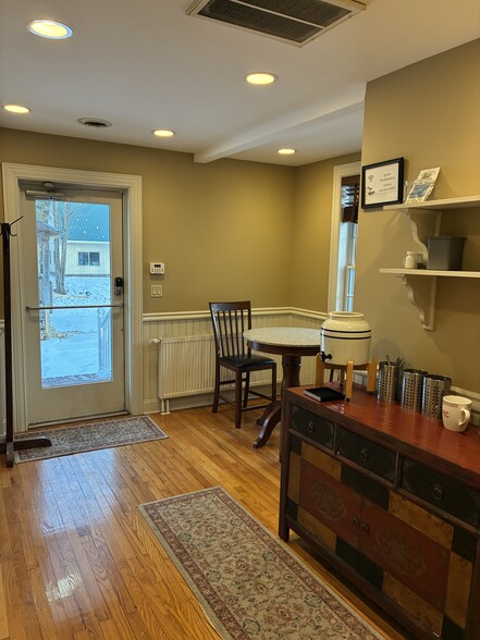 More Photos Of 1011 Hoosick Rd, Troy Storefront Retail Residential For Sale