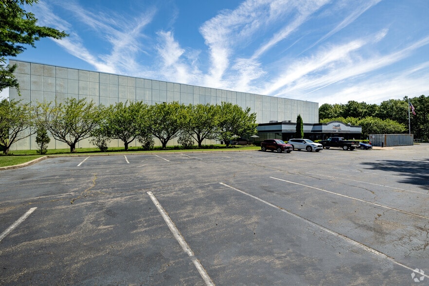 More Photos Of 655 Church St, Bayport Distribution For Lease