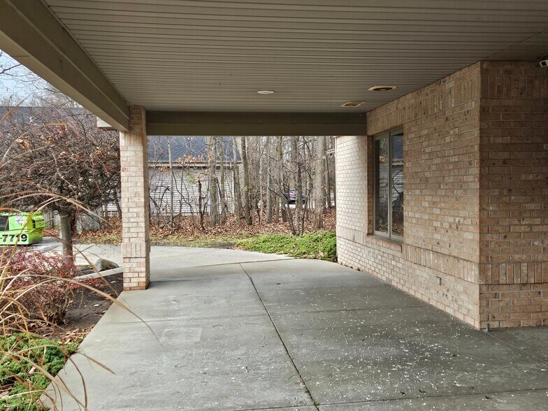 More Photos Of 3165 Cabaret Trl S, Saginaw Office For Sale