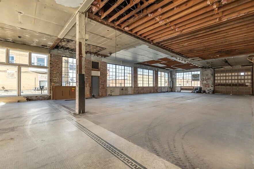 More Photos Of 1084 Iowa St, Dubuque Light Manufacturing For Lease