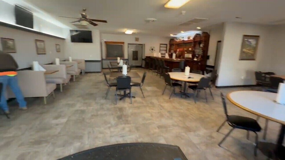 More Photos Of 704 E Washington St, Cuba Freestanding For Lease
