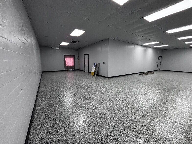 More Photos Of 718 N Cherry St, San Antonio Research And Development For Lease