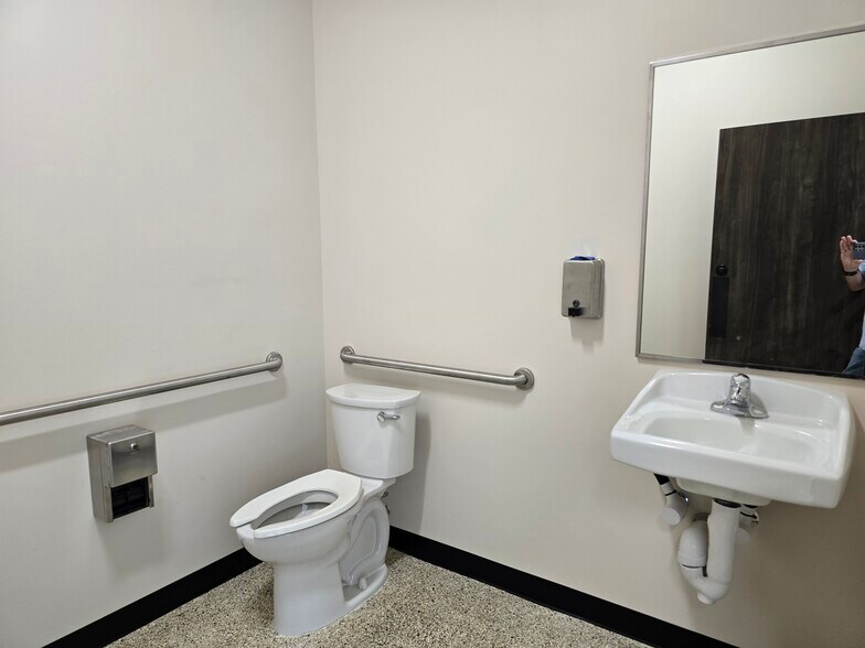 More Photos Of 9850 Huebner Rd, San Antonio Flex For Lease